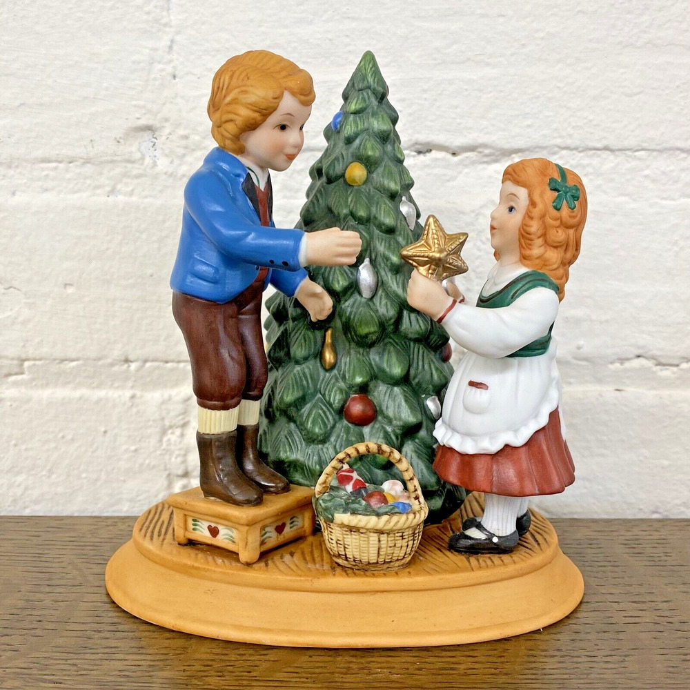 Avon Figurine "Keeping The Christmas Tradition" (1982) Traditional 2nd Edition - Picture 9 of 10